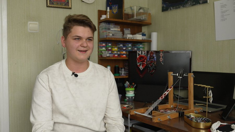 Гердани, браслети, силянки та аксесуари для машин: 16-річний чернігівець понад 2 роки створює вироби з бісеру