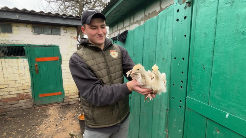 Доглядає за господарством та веде ТікТок-блог про життя в селі: історія 20-річного хлопця з Чернігівщини
