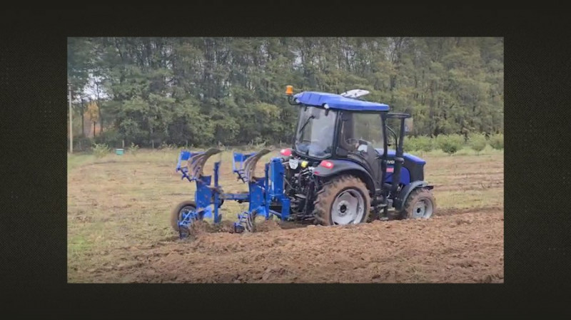 "Я засумував за мирною працею": після повернення з війни колишній голова Чернігівської райради сів за кермо трактора