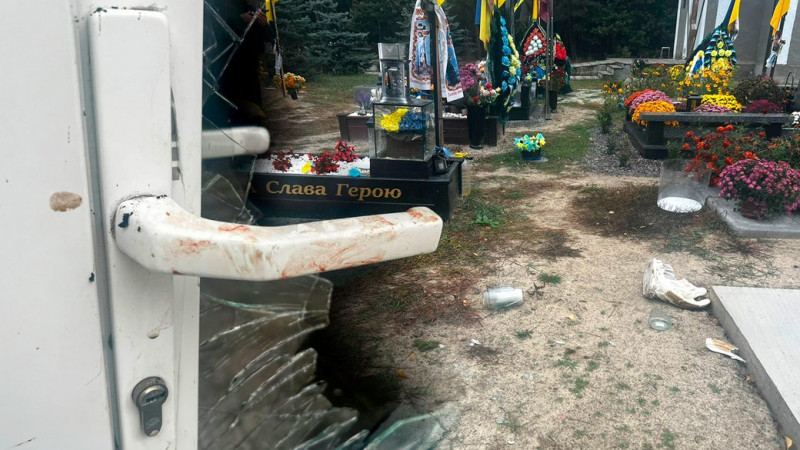 Чоловік, який на Чернігівщині викрав з могили військового два прапори, має заплатити 111 тисяч гривень