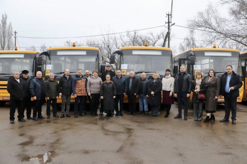 "Нам цей транспорт був необхідний": 17 нових шкільних автобусів передали громадам Чернігівщини