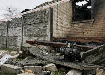 Пошкоджені вісім будинків, вікна, двері та фасади: фахівці фіксують наслідки вибуху БпЛА у Чернігові Пошкоджені вісім будинків, вікна, двері та фасади: фахівці фіксують наслідки вибуху БпЛА у Чернігові