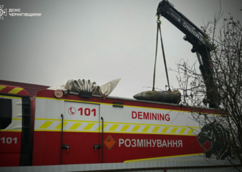 Фрагмент ракети «Кинжал» впав на приватне подвір’я на Чернігівщині (Фото) Фрагмент ракети «Кинжал» впав на приватне подвір’я на Чернігівщині (Фото)