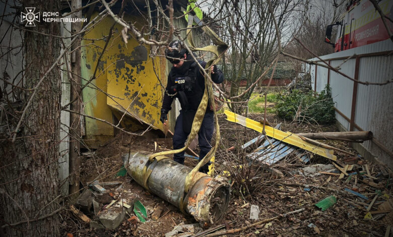Фрагмент ракети «Кинжал» впав на приватне подвір’я на Чернігівщині (Фото)