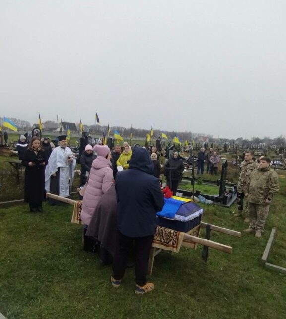 Громада на Чернігівщині провела в останню путь старшого сержанта, який загину під Торецьком