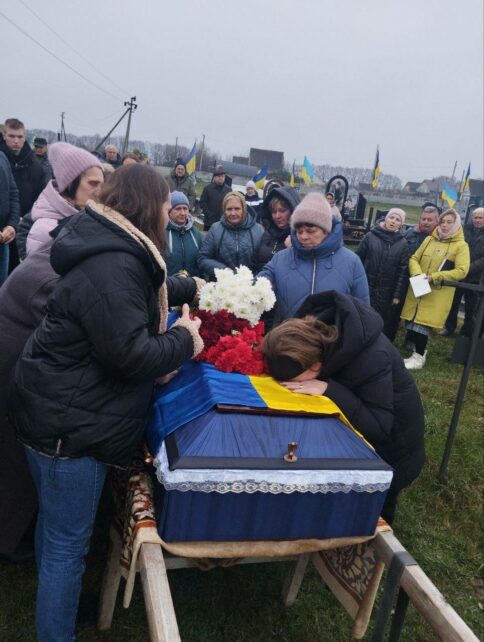 Громада на Чернігівщині провела в останню путь старшого сержанта, який загину під Торецьком