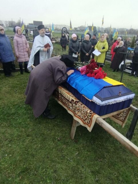 Громада на Чернігівщині провела в останню путь старшого сержанта, який загину під Торецьком