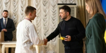 Хлопець із Чернігівщини, який продавав молоко, аби поставити маму на ноги, отримав відзнаку від Президента