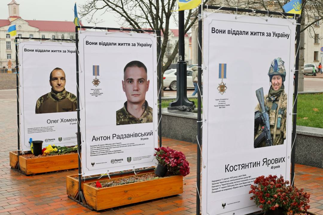 На Алеї Героїв оновили меморіальну експозицію зі світлинами та історіями загиблих воїнів