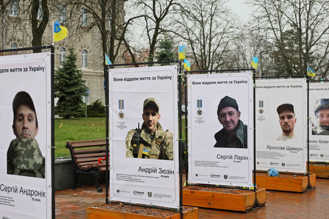 На Алеї Героїв оновили меморіальну експозицію зі світлинами та історіями загиблих воїнів