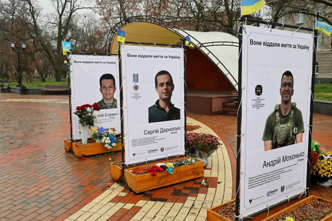 На Алеї Героїв оновили меморіальну експозицію зі світлинами та історіями загиблих воїнів