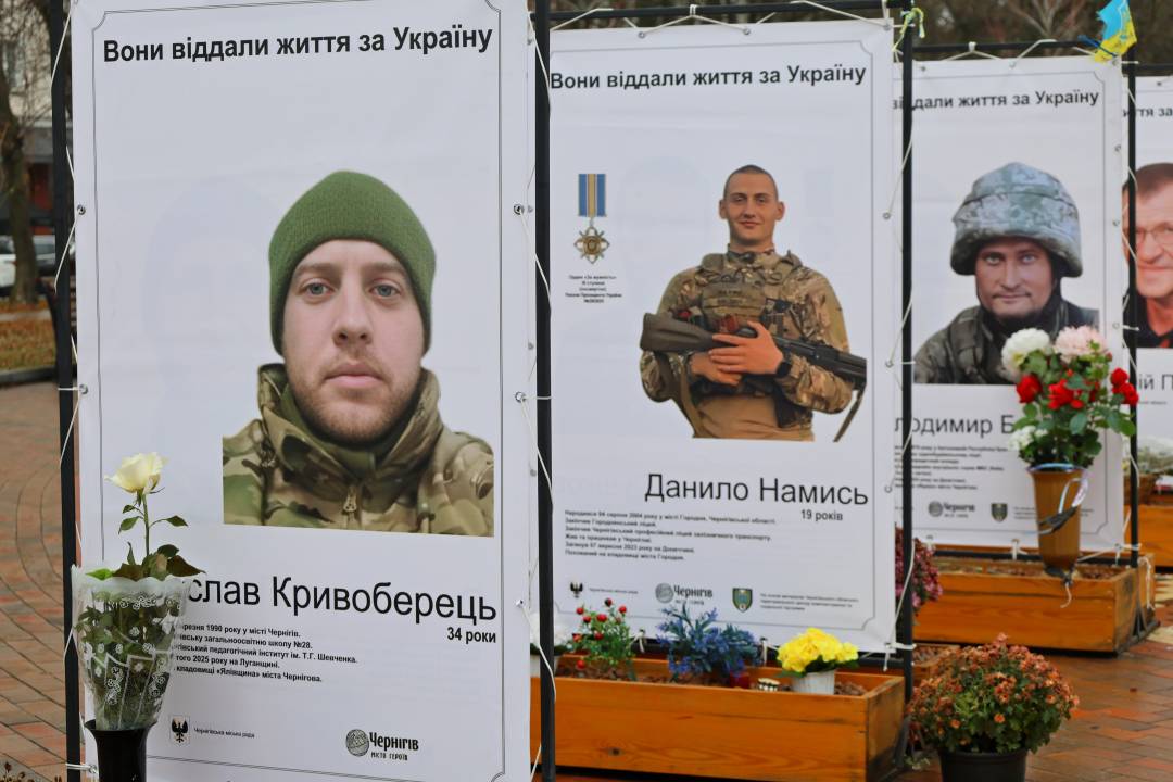 На Алеї Героїв оновили меморіальну експозицію зі світлинами та історіями загиблих воїнів