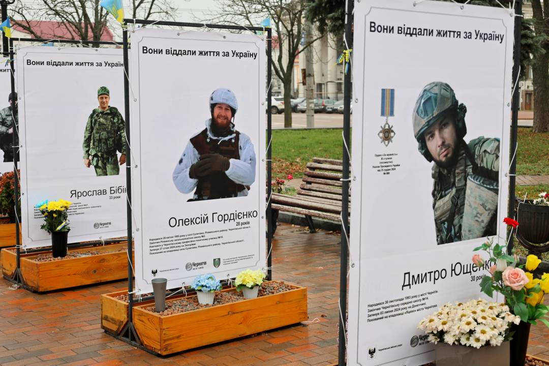 На Алеї Героїв оновили меморіальну експозицію зі світлинами та історіями загиблих воїнів