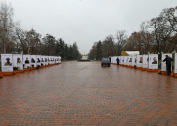 На Алеї Героїв оновили меморіальну експозицію зі світлинами та історіями загиблих воїнів
