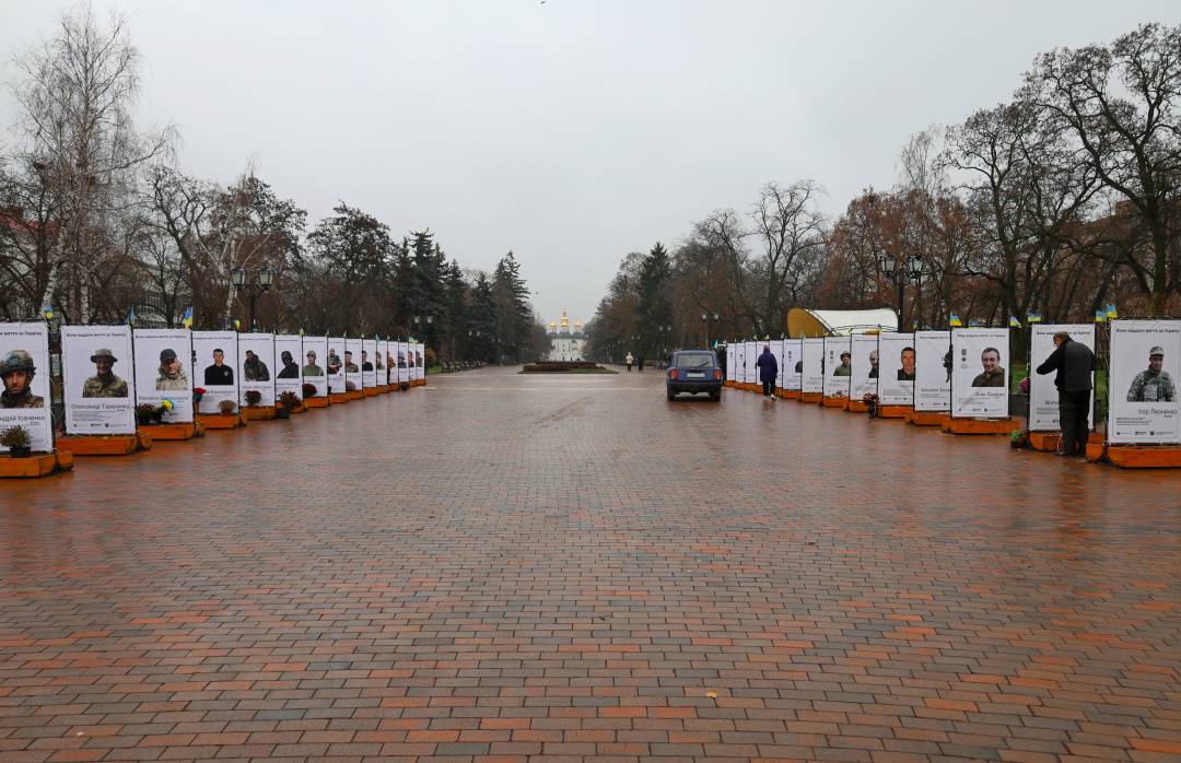 На Алеї Героїв оновили меморіальну експозицію зі світлинами та історіями загиблих воїнів