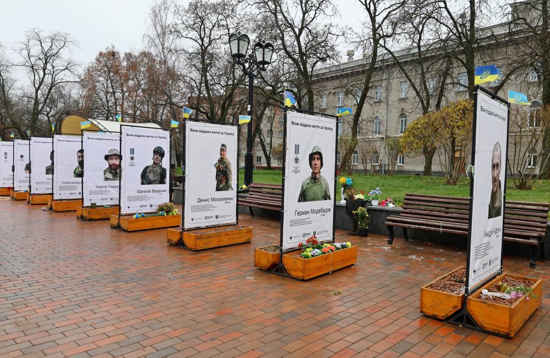 На Алеї Героїв оновили меморіальну експозицію зі світлинами та історіями загиблих воїнів