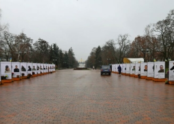 На Алеї Героїв у Чернігові оновили меморіальну експозицію зі світлинами та історіями загиблих воїнів