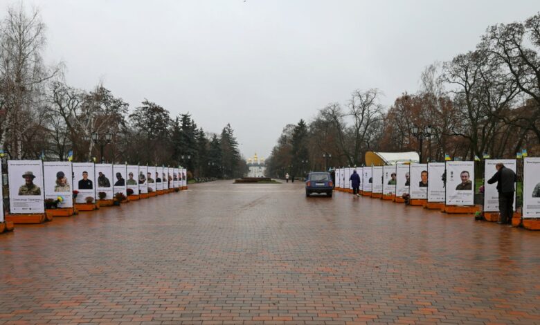 На Алеї Героїв у Чернігові оновили меморіальну експозицію зі світлинами та історіями загиблих воїнів