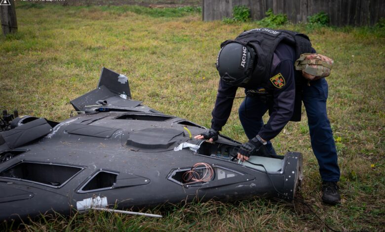 На Чернігівщині поблизу житлових будинків впали ворожі безпілотники і не здетонували (Фото)