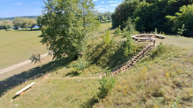 На гойдалці над кручею: у Мезинському природному парку облаштували рекреаційний пункт «Байдачок»
