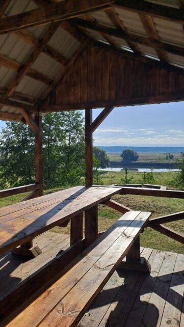 На гойдалці над кручею: у Мезинському природному парку облаштували рекреаційний пункт «Байдачок»