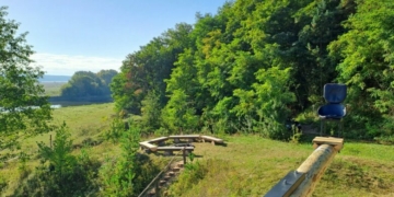 На гойдалці над кручею: у Мезинському природному парку облаштували рекреаційний пункт «Байдачок»