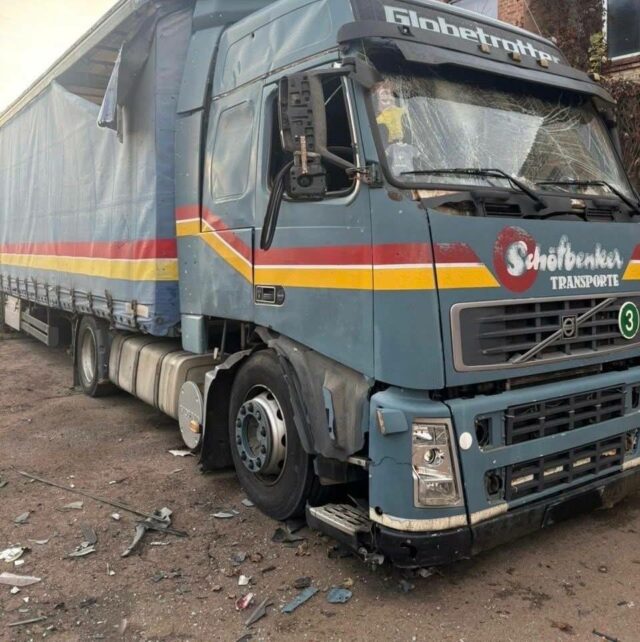 Пошкоджені автівки та будинки: ворог атакував населені пункти на Чернігівщині (Фото)