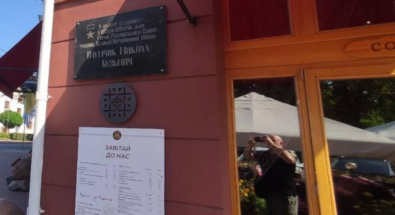 Радянська стела та таблички: у Чернігові демонтують 34 незаконні об’єкти (Фото)