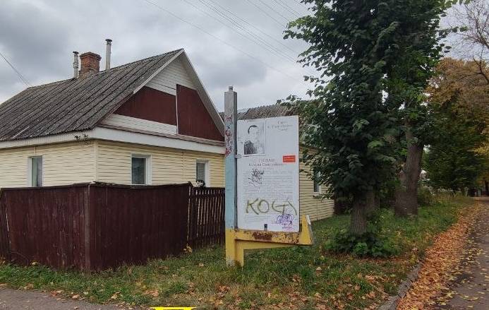 Радянська стела та таблички: у Чернігові демонтують 34 незаконні об’єкти (Фото)