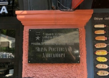 Радянська стела та таблички: у Чернігові демонтують 34 незаконні об’єкти (Фото)