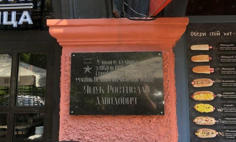 Радянська стела та таблички: у Чернігові демонтують 34 незаконні об’єкти (Фото)