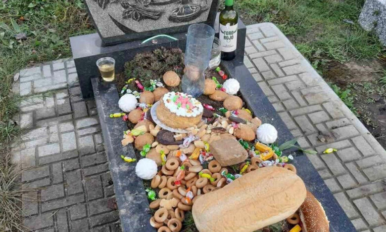 Реальна містика: в громаді на Чернігівщині хтось кладе на могили купу їжі та різні предмети