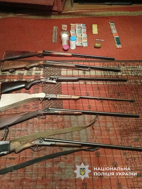 Шість рушниць і небезпечні боєприпаси зберігав удома житель Чернігівщини
