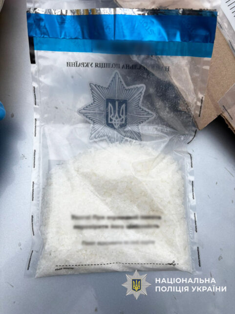 Спіймали в лісі з партією закладок: у Чернігові викрили двох наркоторговок (Фото)