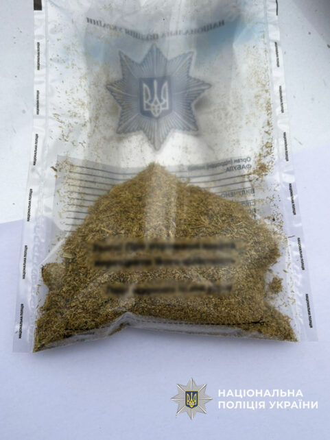 Спіймали в лісі з партією закладок: у Чернігові викрили двох наркоторговок (Фото)