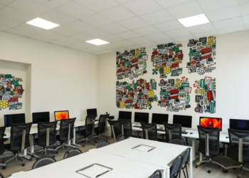 Сучасний кабінет інформатики у ліцеї №1 створено за підтримки savED та SQUAD Сучасний кабінет інформатики у ліцеї №1 створено за підтримки savED та SQUAD