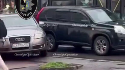 У Чернігові не розминулися дві автівки (Фотофакт)