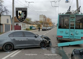 У Чернігові у ДТП потрапив «рогатик» (Фотофакт)