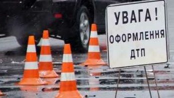 У Чернігові водій електробайка зіштовхнувся з автівкою