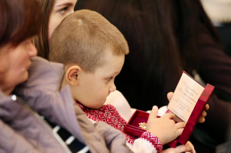 У Чернігові вручили посмертні нагороди рідним загиблих оборонців (Фото)