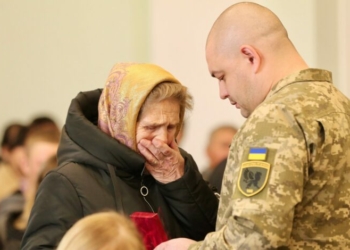 У Чернігові вручили посмертні нагороди рідним загиблих оборонців (Фото) У Чернігові вручили посмертні нагороди рідним загиблих оборонців (Фото)
