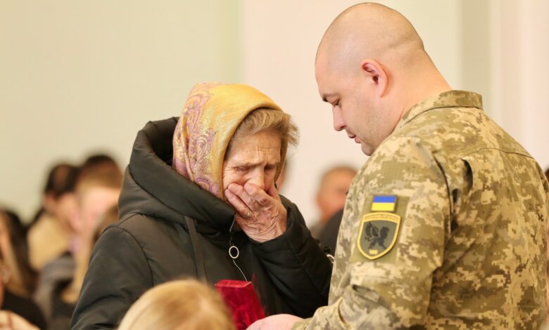 У Чернігові вручили посмертні нагороди рідним загиблих оборонців (Фото)