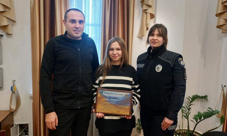 У Прилуках поліцейські відзначили ліцеїстку, яка повідомила про спробу ворожого вербування