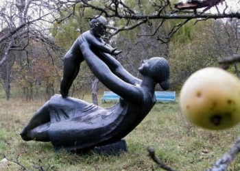 У Седневі якийсь час стояла скульптура «Материнство», яку спершу привезли з Києва, а потім забрали (Фото) У Седневі якийсь час стояла скульптура «Материнство», яку спершу привезли з Києва, а потім забрали (Фото)