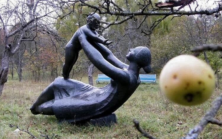 У Седневі якийсь час стояла скульптура «Материнство», яку спершу привезли з Києва, а потім забрали (Фото)