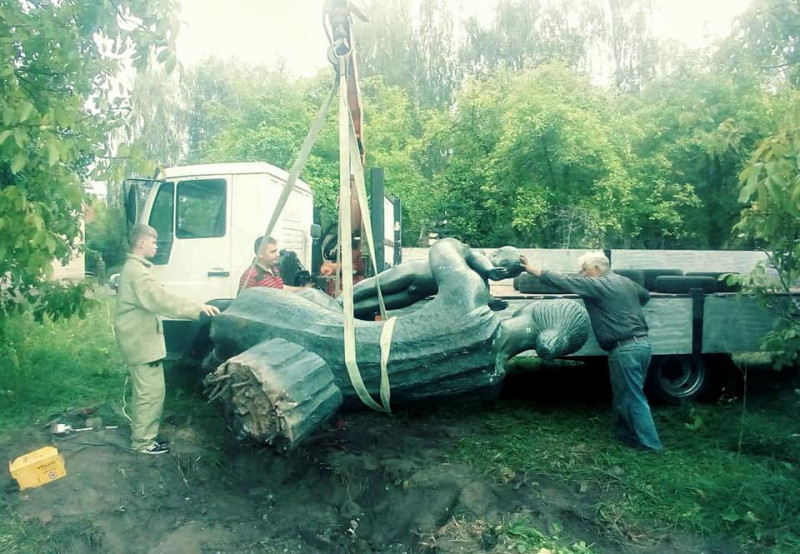 У Седневі якийсь час стояла скульптура «Материнство», яку спершу привезли з Києва, а потім забрали (Фото)