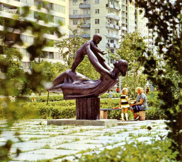 У Седневі якийсь час стояла скульптура «Материнство», яку спершу привезли з Києва, а потім забрали (Фото)