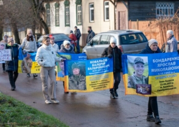 У Сосниці родини полонених і зниклих безвісти військових вийшли на мирну ходу