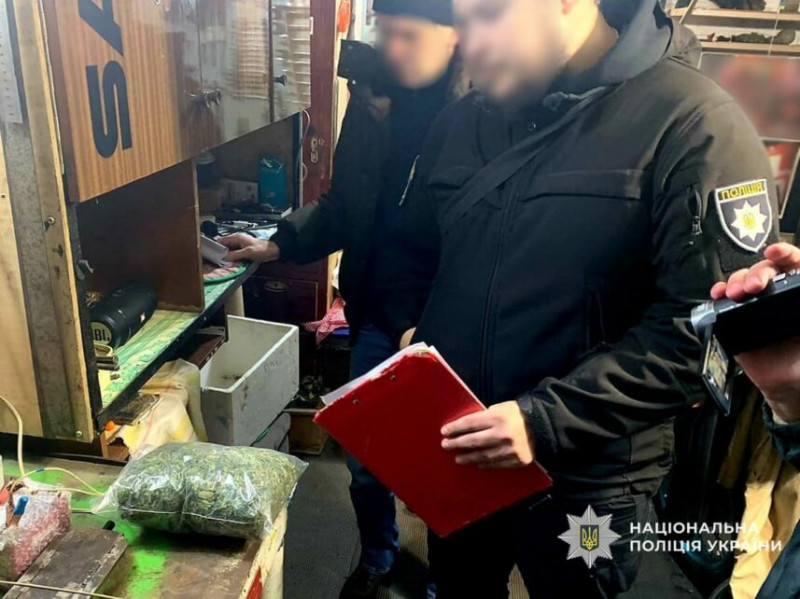 У жителя Чернігівщини виявили пакети набиті коноплею та пристрої для куріння