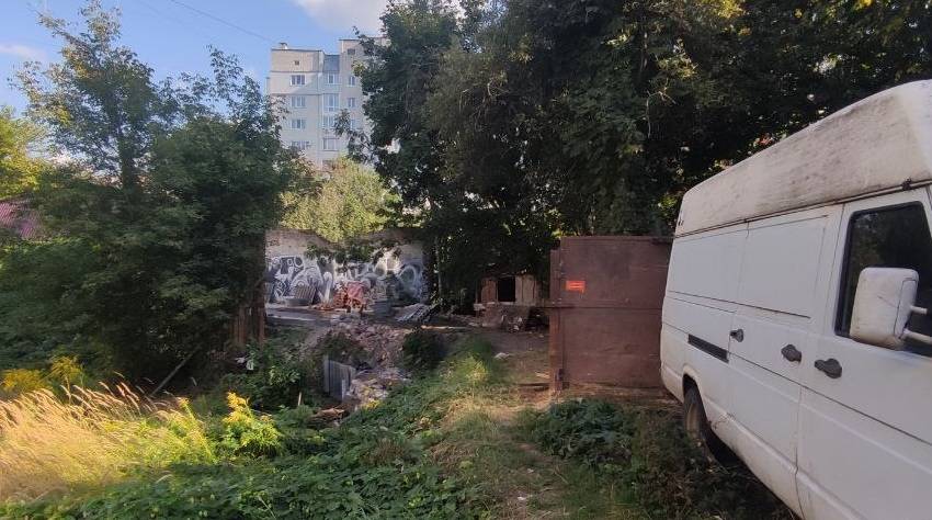 Від металевих контейнерів до дерев’яних навісів: у Чернігові демонтують ще 34 незаконні тимчасові об’єкти